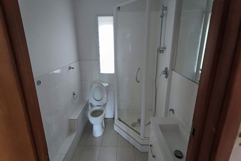 Photo of property in 327 Wairau Road, Totara Vale, Auckland, 0627