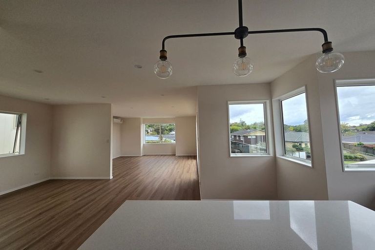 Photo of property in 1c Taupiko Place, Green Bay, Auckland, 0604