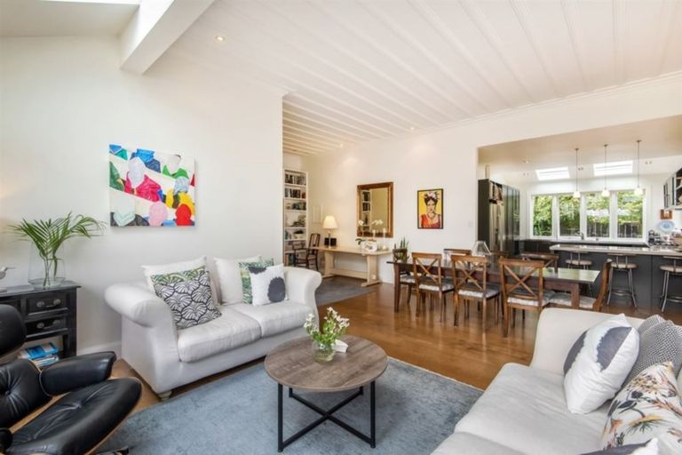 Photo of property in 33 Summer Street, Stanley Point, Auckland, 0624