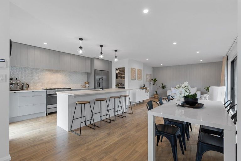 Photo of property in 43 Coutts Way, Fitzherbert, Palmerston North, 4410