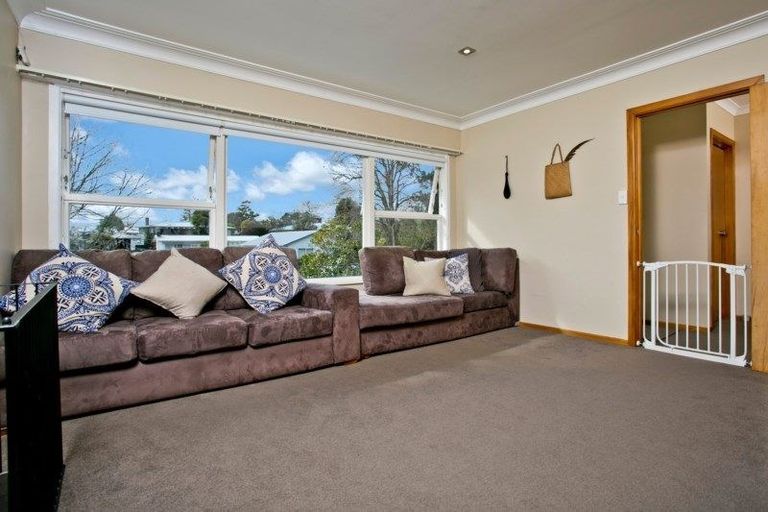 Photo of property in 10 Paragon Avenue, Beach Haven, Auckland, 0626