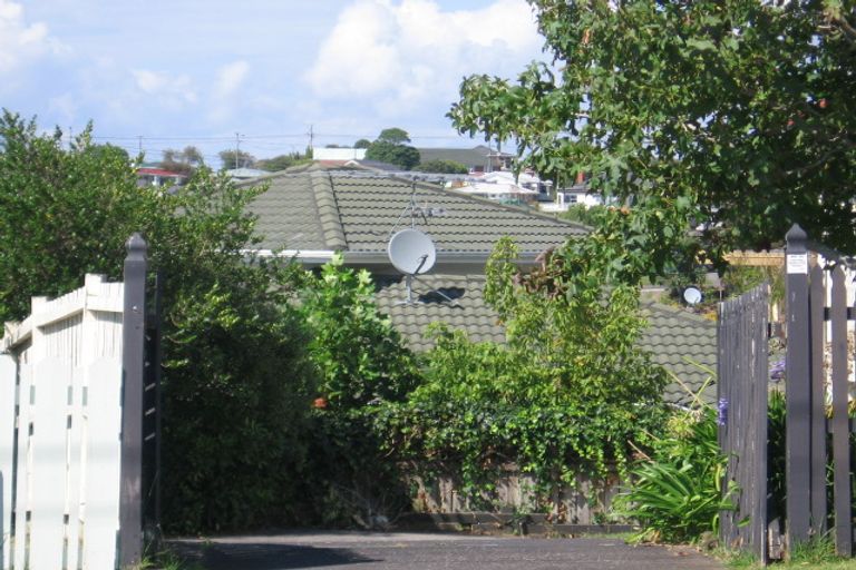 Photo of property in 2/5 Masterton Road, Rothesay Bay, Auckland, 0630