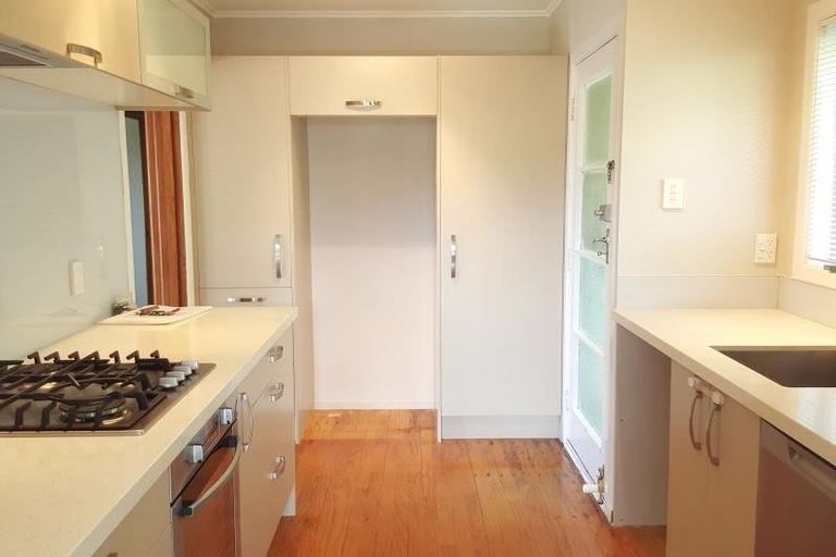 Photo of property in 37 Kervil Avenue, Te Atatu Peninsula, Auckland, 0610