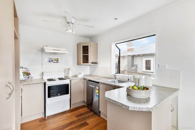 Photo of property in 2/294 Birkdale Road, Birkdale, Auckland, 0626