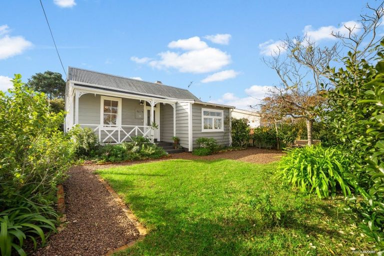 Photo of property in 2/2 Evan Street, Belmont, Auckland, 0622