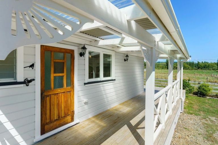 Photo of property in 103a Waikawa Beach Road, Manakau, Levin, 5573