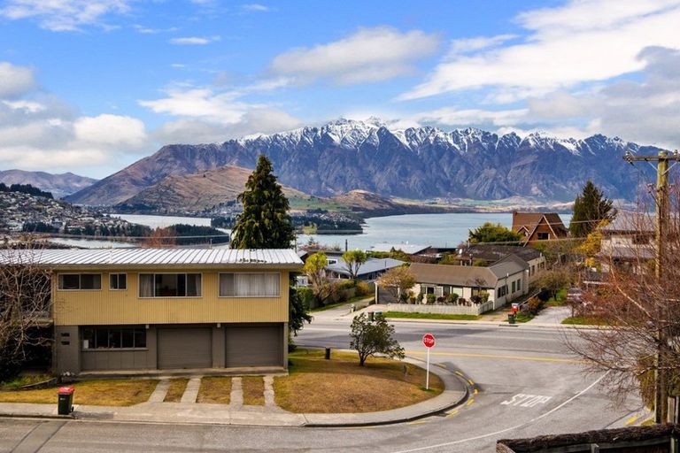 Photo of property in 6 Wynyard Crescent, Fernhill, Queenstown, 9300