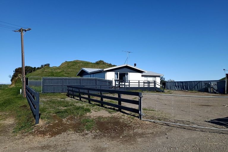 Photo of property in 6907 South Road, Warea, New Plymouth, 4381