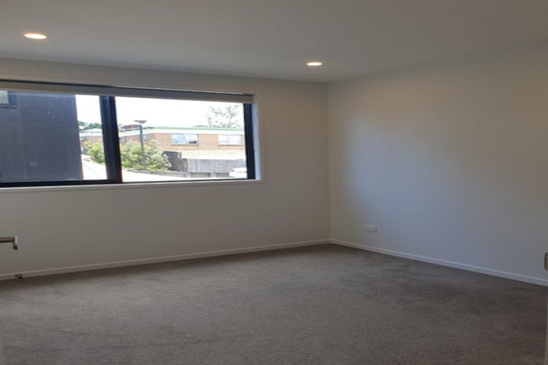 Photo of property in 11/8 Chivalry Road, Glenfield, Auckland, 0629
