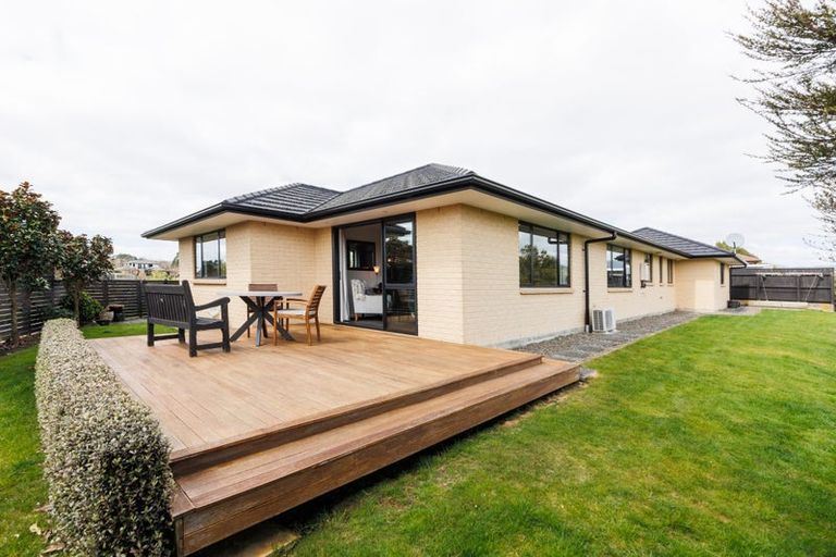 Photo of property in 35 Silkwood Place, Fitzherbert, Palmerston North, 4410