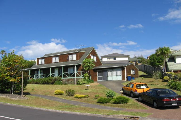 Photo of property in 28 Goldfinch Rise, Unsworth Heights, Auckland, 0632