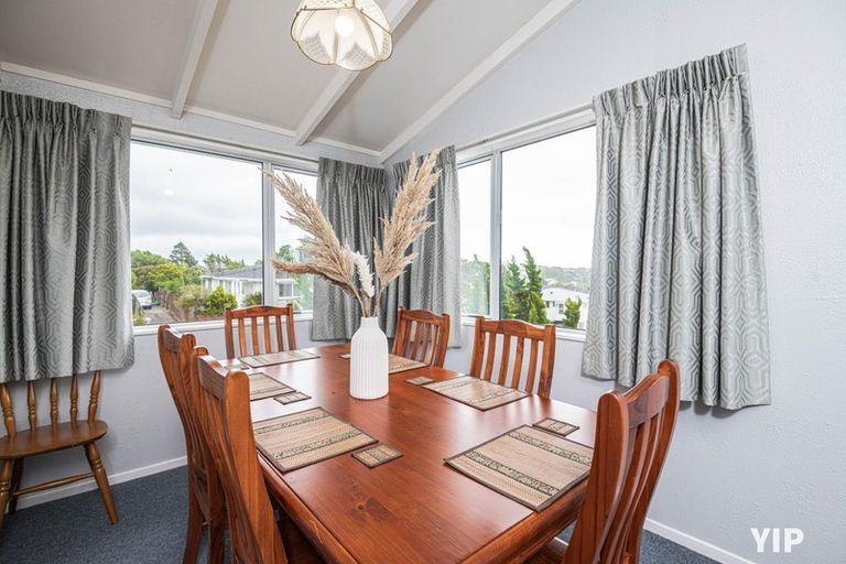 Photo of property in 18 Colchester Crescent, Newlands, Wellington, 6037