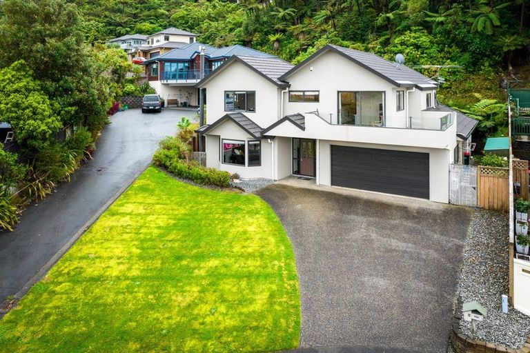 Photo of property in 8 Fernridge Way, Tirohanga, Lower Hutt, 5010