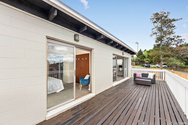 Photo of property in 10 Halcombe Place, Green Bay, Auckland, 0604