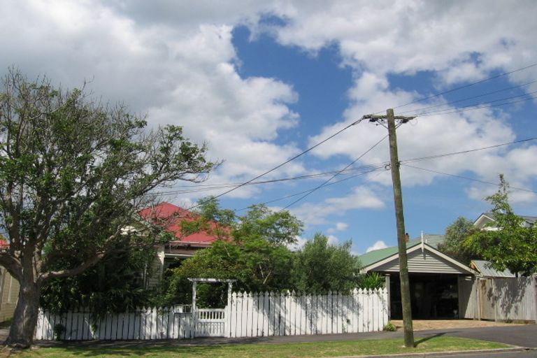 Photo of property in 4 Kiwi Road, Stanley Point, Auckland, 0624