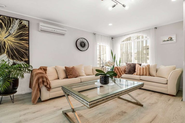 Photo of property in 52 Riverton Drive, Randwick Park, Auckland, 2105