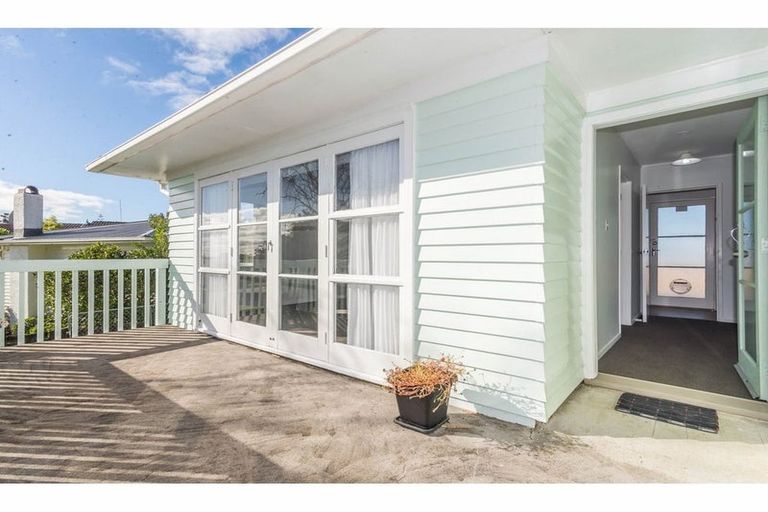 Photo of property in 24 Sunvue Road, Glen Eden, Auckland, 0602