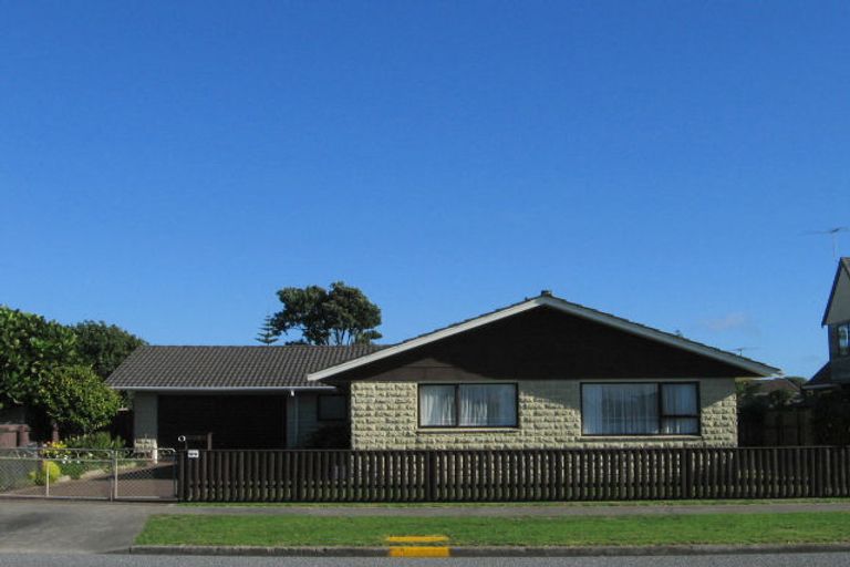Photo of property in 18 Reeves Street, Waikanae Beach, Waikanae, 5036