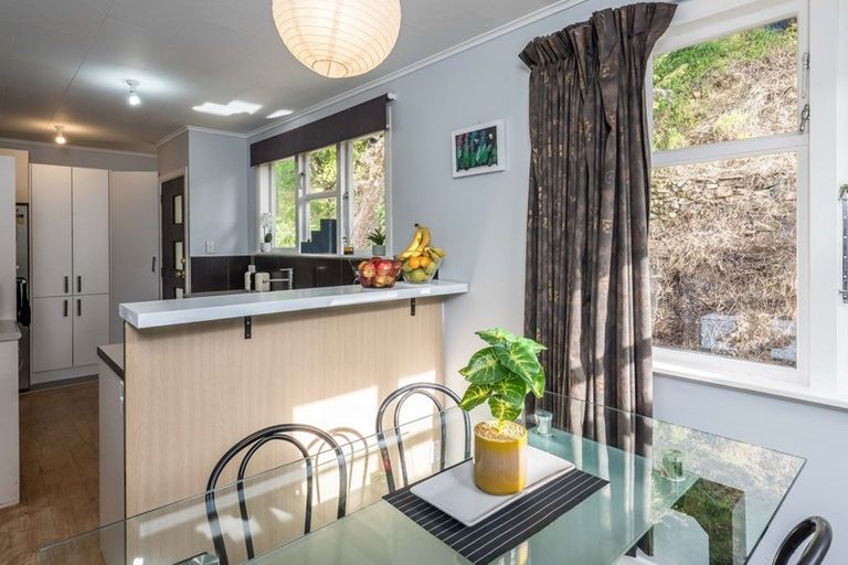 Photo of property in 123 Newlands Road, Newlands, Wellington, 6037