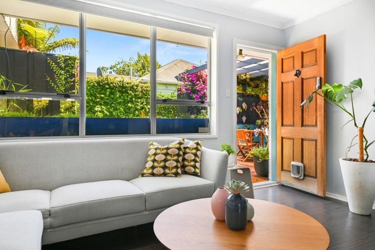 Photo of property in 2/98 Holly Road, St Albans, Christchurch, 8014