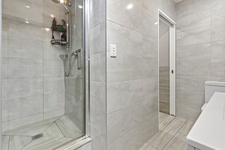 Photo of property in 2/2 Forsythe Place, Massey, Auckland, 0614