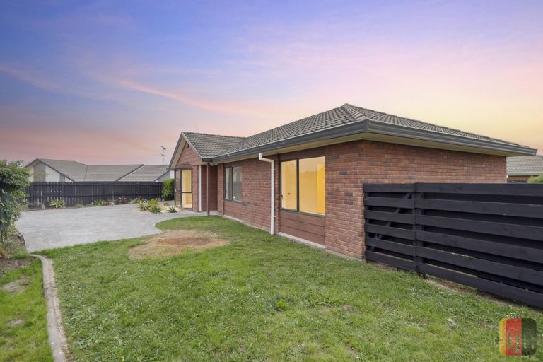 Photo of property in 18 Randwick Place, Randwick Park, Auckland, 2105