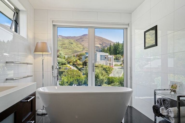 Photo of property in 33 Sargood Drive, Wanaka, 9305