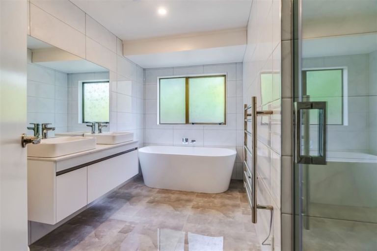 Photo of property in 128 Chelsea View Drive, Chatswood, Auckland, 0626