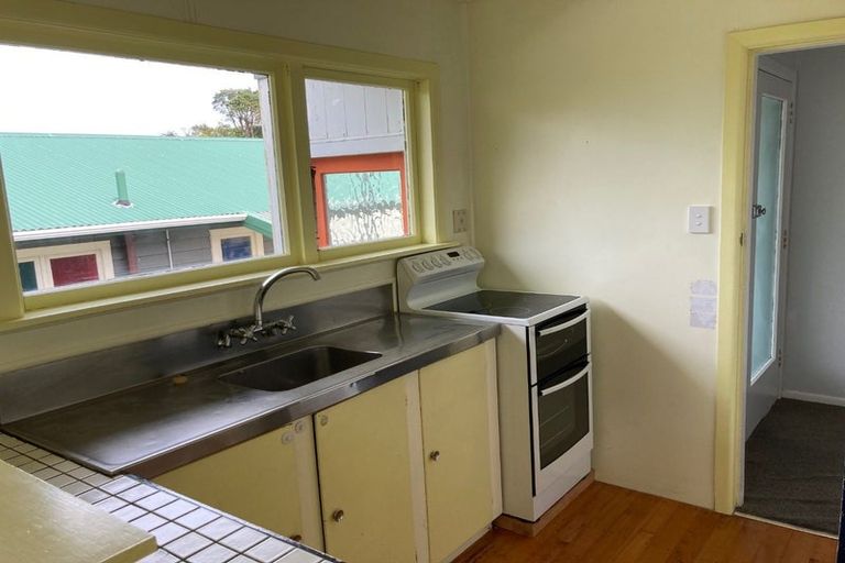 Photo of property in 52 Salford Street, Newlands, Wellington, 6037