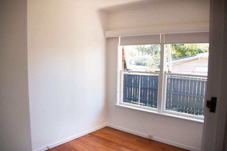 Photo of property in 1/22 Old Lake Road, Narrow Neck, Auckland, 0624