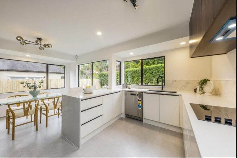 Photo of property in 43 Ewhurst Place, Goodwood Heights, Auckland, 2105