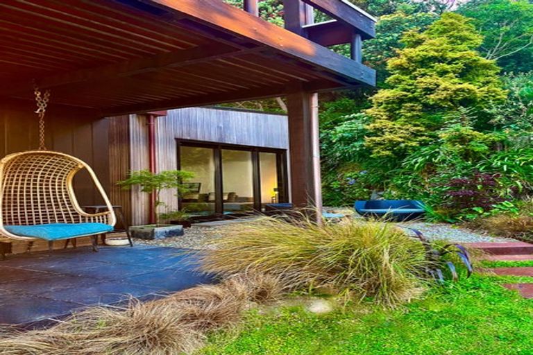 Photo of property in 11 Richmond Road, Mahina Bay, Lower Hutt, 5013