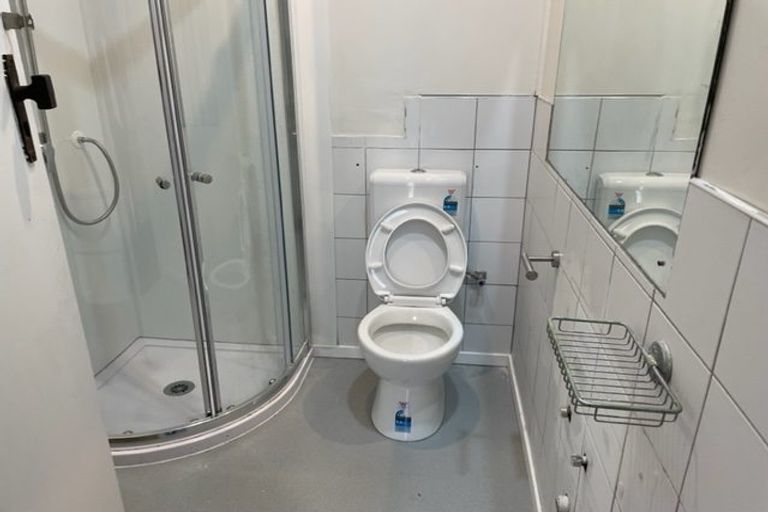 Photo of property in 1/22 Cliff View Drive, Green Bay, Auckland, 0604