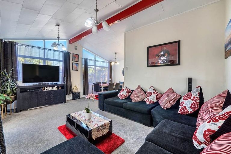 Photo of property in 33 Huruhuru Road, Massey, Auckland, 0614