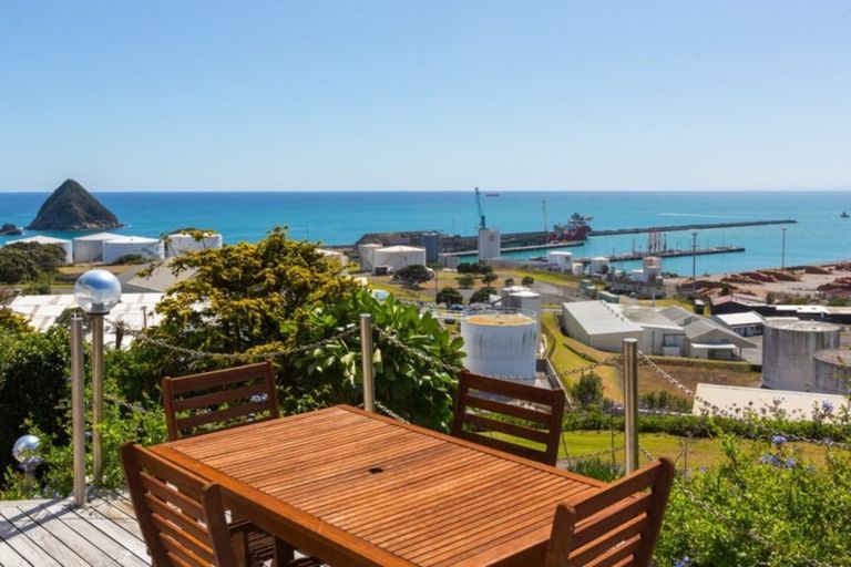 Photo of property in 27 Findlay Street, Moturoa, New Plymouth, 4310