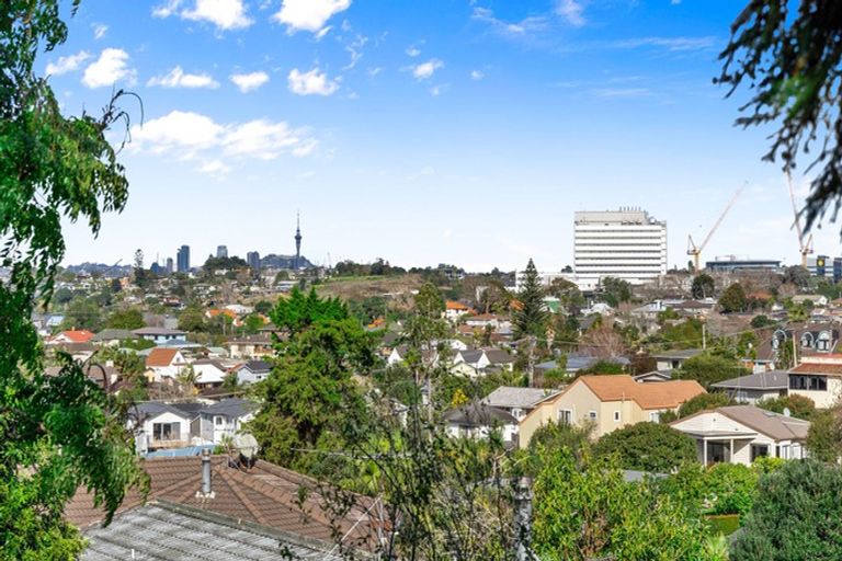 Photo of property in 2/21 Tobruk Crescent, Milford, Auckland, 0620