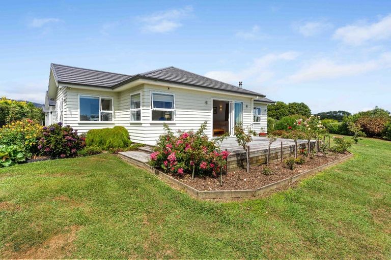 Photo of property in 32 Ketemaringi Way, Manakau, Levin, 5573
