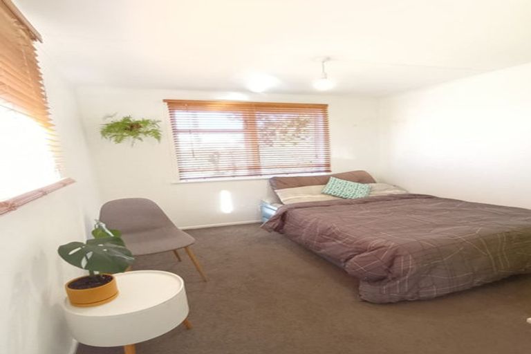 Photo of property in 1 Hughan Place, Carterton, 5713