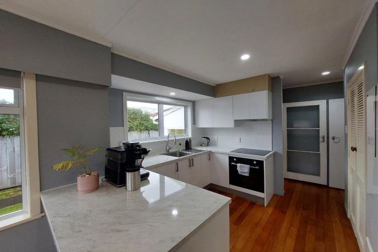 Photo of property in 8 Riversdale Drive, Merrilands, New Plymouth, 4312