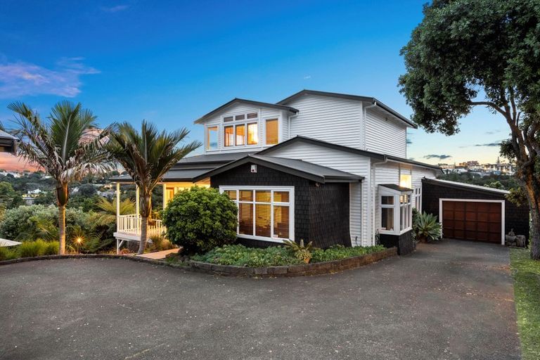 Photo of property in 37 Fairfax Avenue, Northcote, Auckland, 0627
