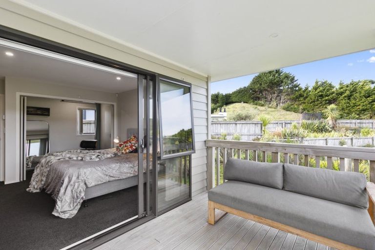 Photo of property in 32 Mervyn Kemp Drive, Tawa, Wellington, 5028