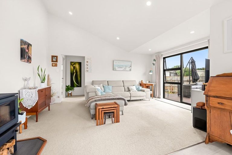 Photo of property in 1 Colenso Place, Otaki Beach, Otaki, 5512