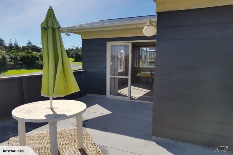 Photo of property in 28 Ripiro Drive, Baylys Beach, Dargaville, 0377