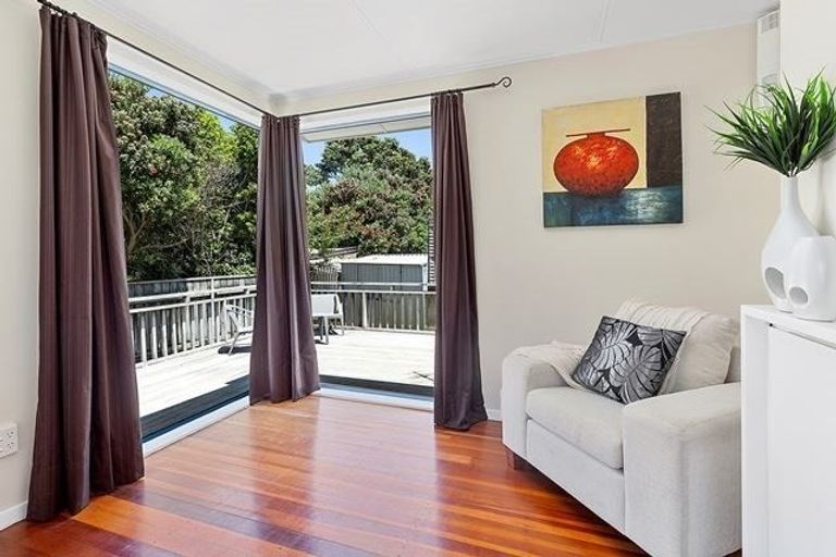 Photo of property in 32 Davidson Crescent, Tawa, Wellington, 5028