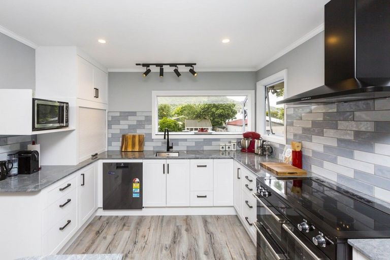 Photo of property in 27 Kentucky Street, Totara Park, Upper Hutt, 5018