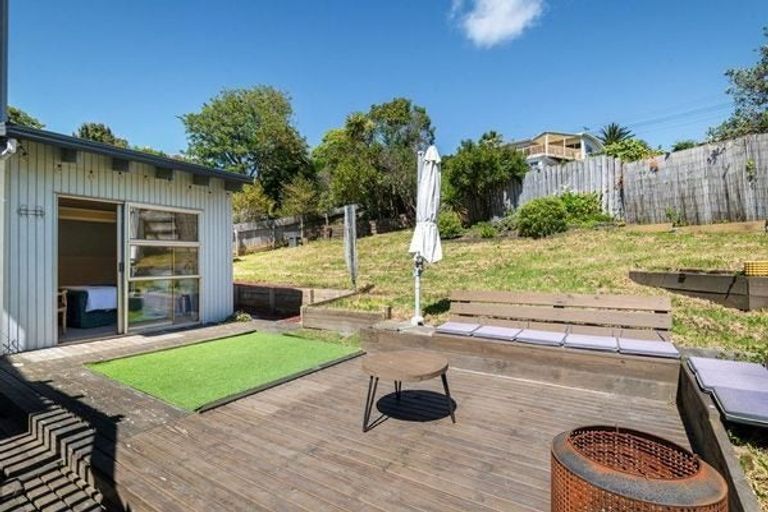 Photo of property in 9 Malters Place, Browns Bay, Auckland, 0630