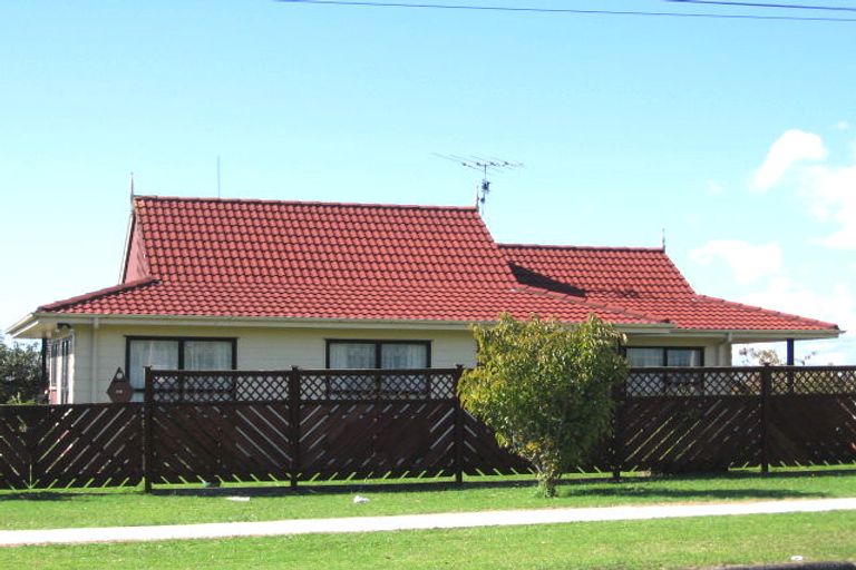 Photo of property in 36 Beach Road, Te Atatu Peninsula, Auckland, 0610