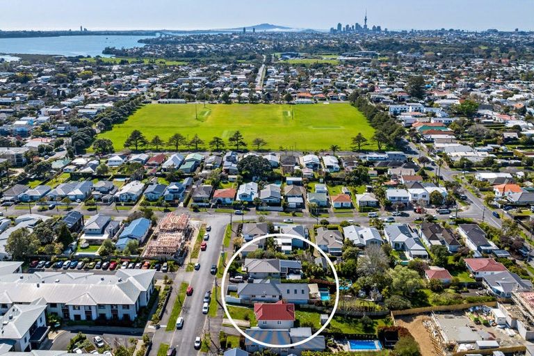 Photo of property in 6 Wainoni Avenue, Point Chevalier, Auckland, 1022