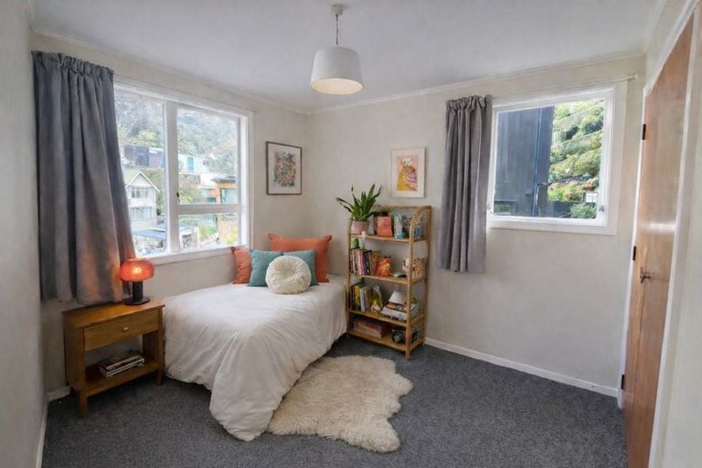 Photo of property in 32 Ngaio Road, Kelburn, Wellington, 6012
