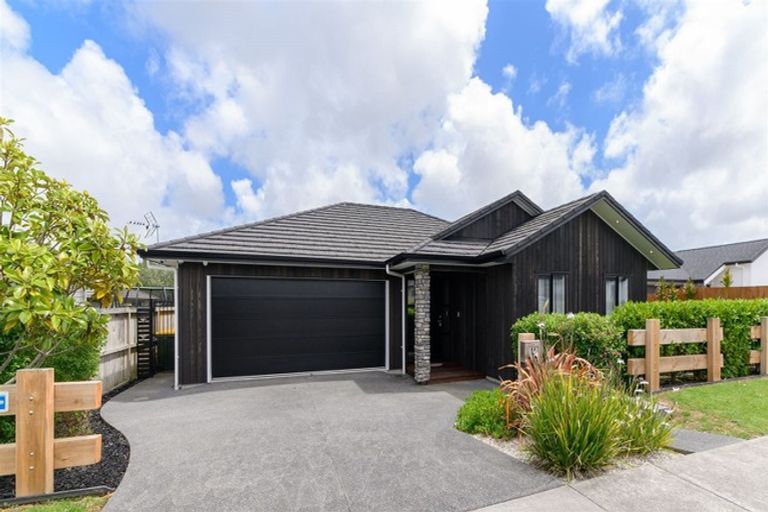 Photo of property in 14 Walter Ruddock Avenue, Kumeu, 0810